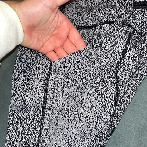 Lululemon Crop Legging. Size 6 - Picture 6 of 8
